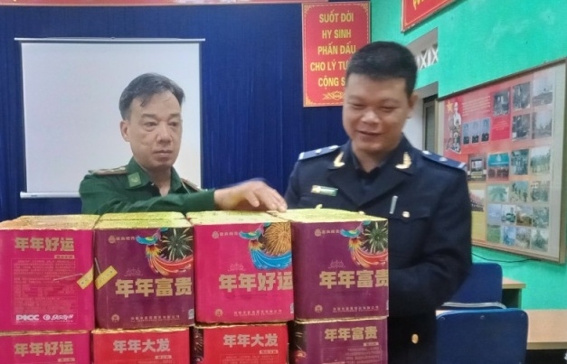 Hải quan Mường Khương tiếp tục phối hợp bắt giữ vụ vận chuyển pháo trái phép