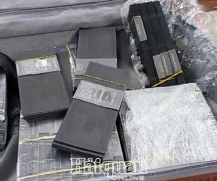 Vụ xuất trái phép 1 triệu USD nhuộm đen được xác định là tiền giả, đề nghị truy tố 2 đối tượng