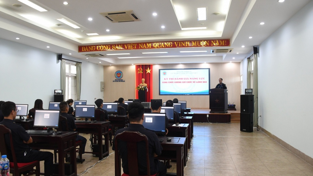 Các công chức tham gia kì đánh giá năng lực.