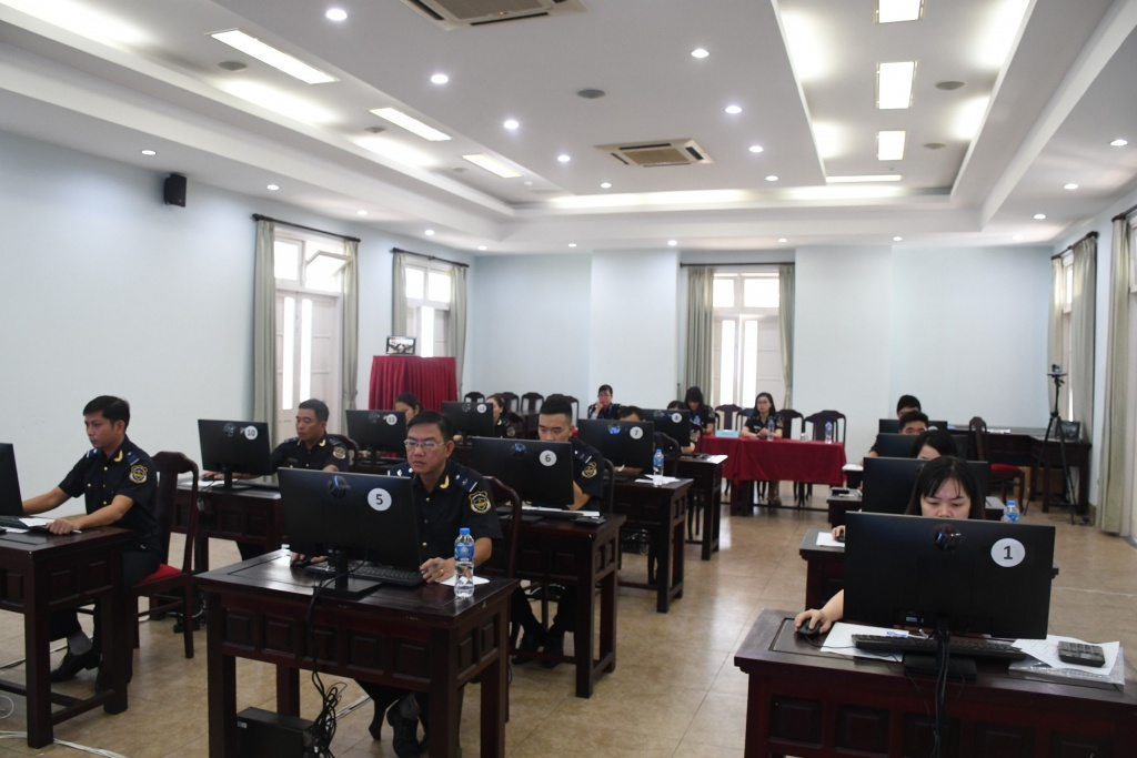 Công chức tham gia thi trên hệ thống thi đánh giá năng lực của Tổng cục Hải quan.