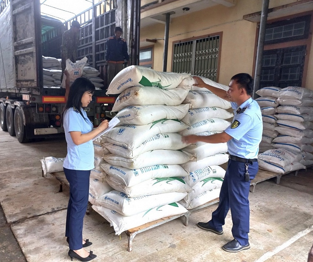 Lực lượng QLTT kiểm tra hàng hóa vi phạm.