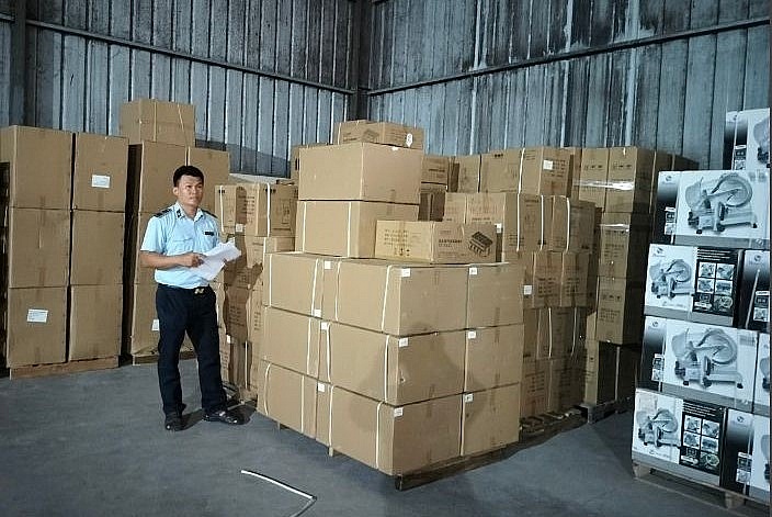 Kho hàng hóa vi phạm bị phát hiện.
