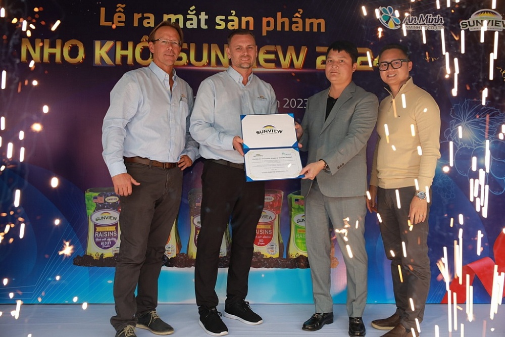 Đại diện An Minh và Sunview trao thỏa thuận hợp tác.