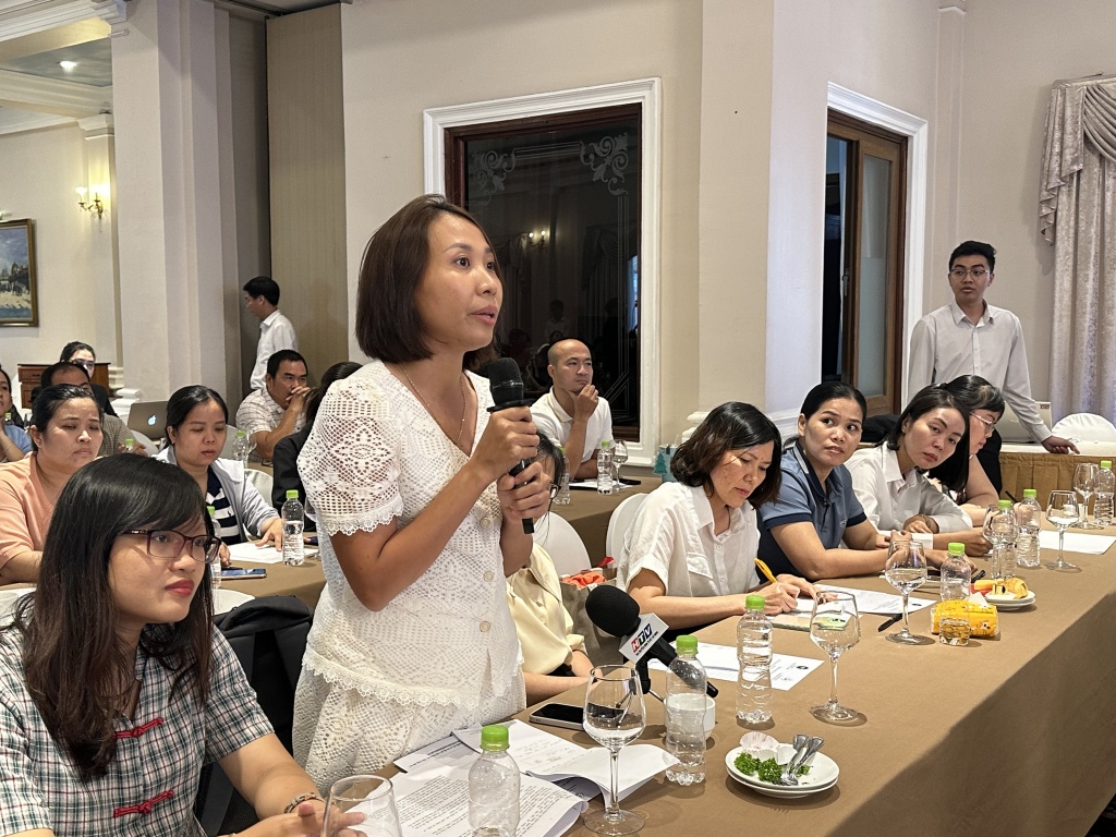 Doanh nghiệp nêu vướng mắc tại HN đối thoại với DN. Ảnh: T.H