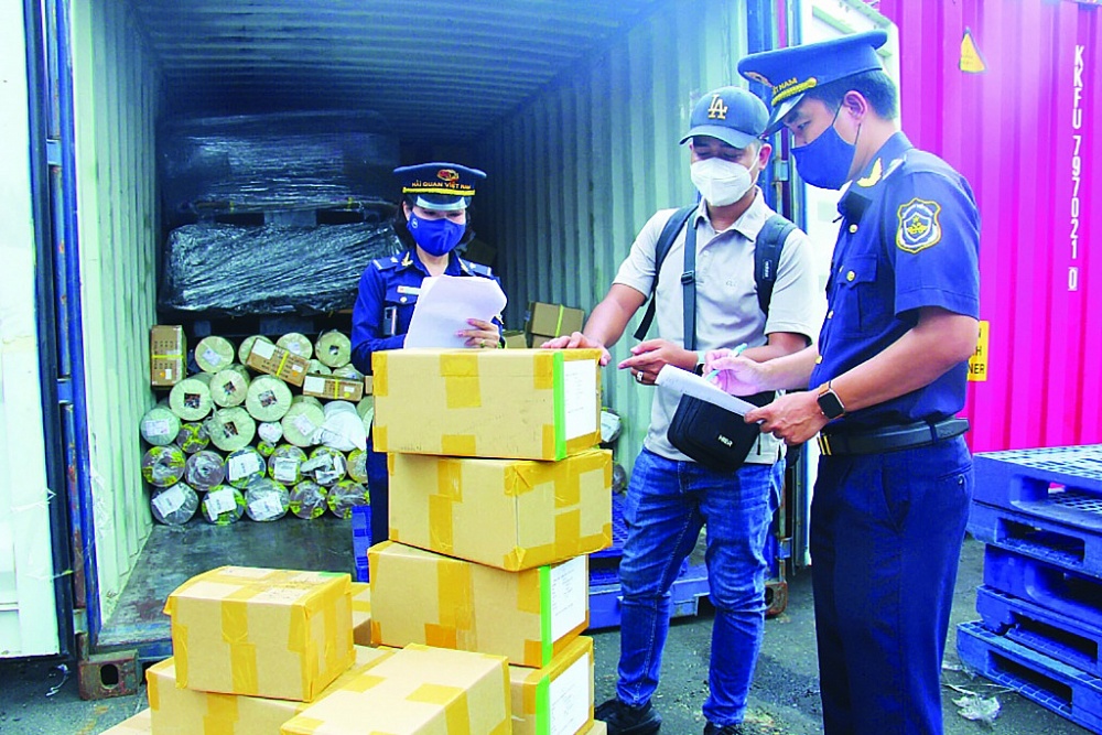 Công chức hải quan cửa khẩu cảng Sài Gòn khu vực 4 kiểm tra hàng NK. 	Ảnh: T.H