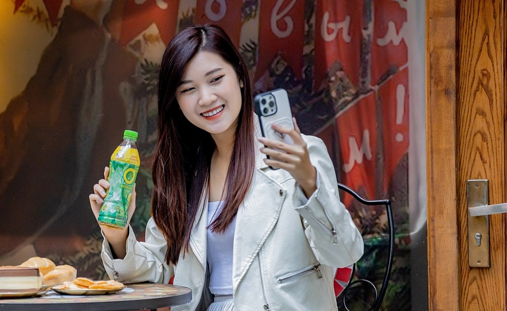 Giữa mùa deadline, nhiều người trẻ thư thái uống trà tận hưởng không khí giáng sinh