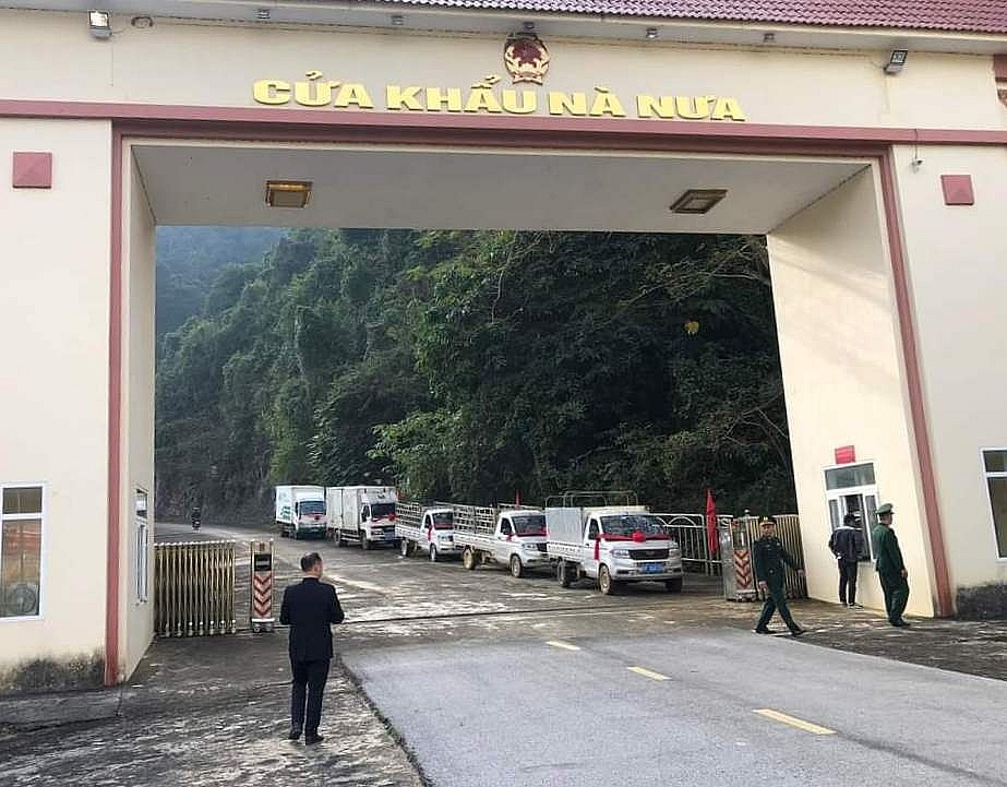 Các xe hàng chờ thông quan hàng hóa trở lại.