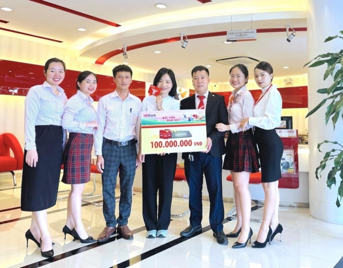 Khách hàng phấn khởi nhận thưởng hàng trăm triệu đồng khi gửi tiết kiệm tại HDBank
