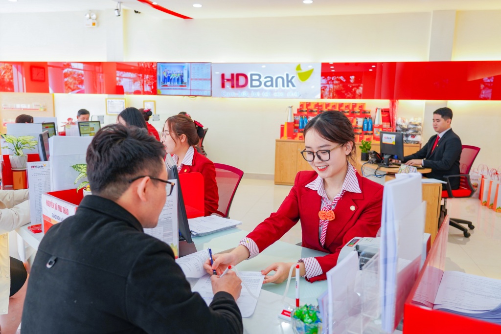 Khách hàng giao dịch tại HDBank