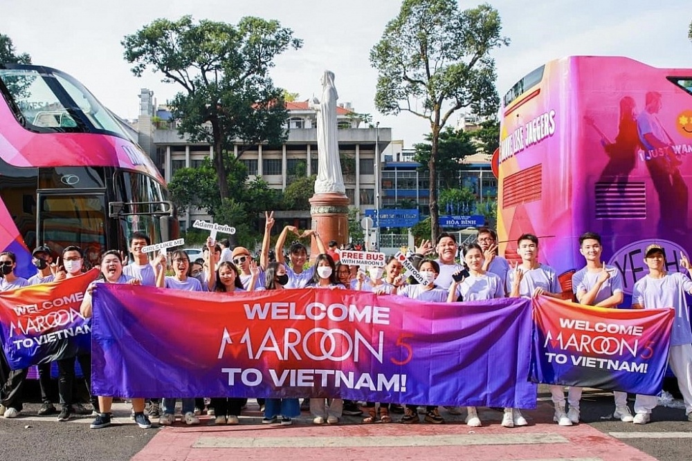 Maroon 5 đổ bộ Phú Quốc, fan hâm mộ háo hức chào đón thần tượng với nhiều màn độc đáo