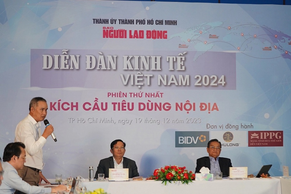 Diễn giả chia sẻ tại diễn đàn. Diễn giả chia sẻ tại diễn đàn.