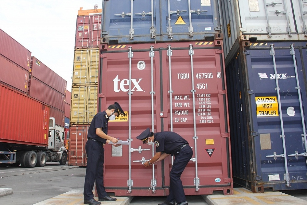 Công chức Chi cục Hải quan cửa khẩu cảng tổng hợp Bình Dương, Cục Hải quan Bình Dương giám sát hàng hóa tại cảng. 	Ảnh: T.D