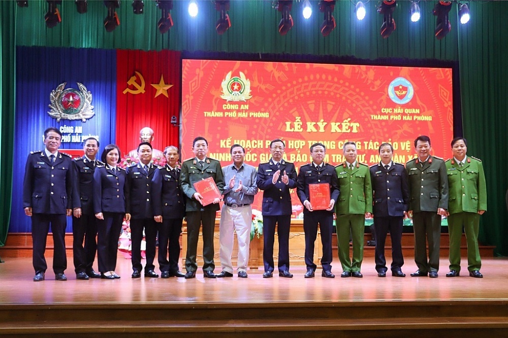 Lãnh đạo TP Hải Phòng và Tổng cục Hải quan với tập thể lãnh đạo hai đơn vị tại Lễ ký Kế hoạch phối hợp ngày 16/12/2023. 	Ảnh: T.Bình