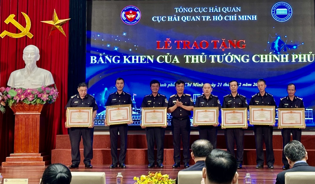 Phó Tổng cục trưởng Tổng Cục Hải quan Nguyễn Văn Thọ Trao Bằng khen của hủ tướng Chính phủ cho các tập thể xuất sắc. Ảnh: T.H