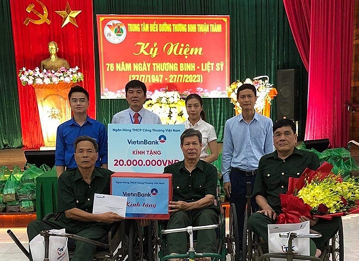 VietinBank thăm hỏi động viên các thương, bệnh binh nặng.