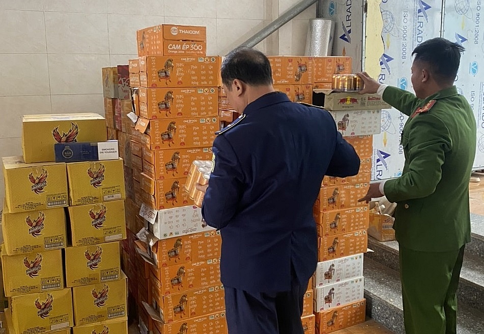 Lực lượng chức năng phối hợp kiểm tra hàng hóa vi phạm. 