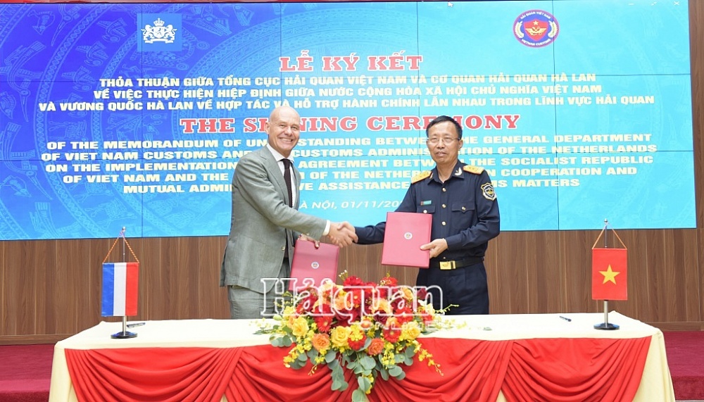 Ngày 1/11, tại trụ sở Hải quan Việt Nam, Tổng cục trưởng Hải quan Việt Nam Nguyễn Văn Cẩn và ngài Kees van Baar, Đại sứ Hà Lan tại Việt Nam đã ký kết Thỏa thuận giữa Tổng cục Hải quan Việt Nam và cơ quan Hải quan Hà Lan về việc thực thi Hiệp định giữa nước Cộng hòa xã hội chủ nghĩa Việt Nam và Vương quốc Hà Lan về hợp tác và hỗ trợ hành chính lẫn nhau trong lĩnh vực hải quan. 	Ảnh: H.Nụ