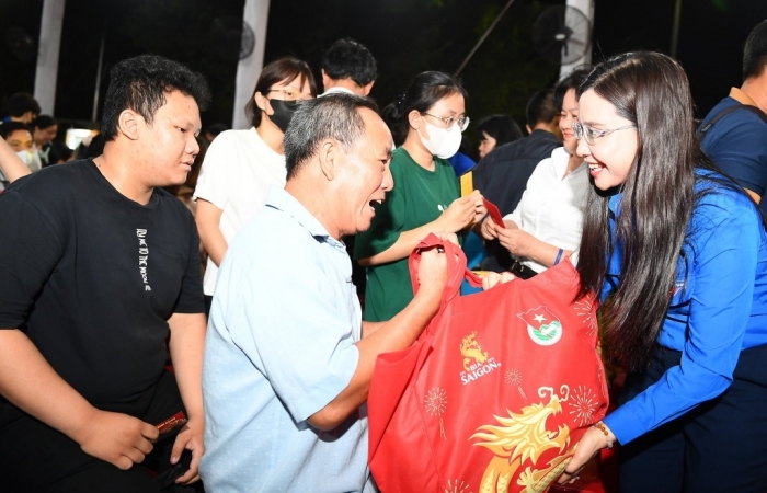 Trung ương Đoàn phối hợp với Sabeco trao hơn 10.000 phần quà tết cho công nhân