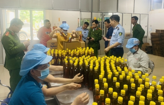 Tạm giữ hơn 11.000 chai mật ong “dởm”