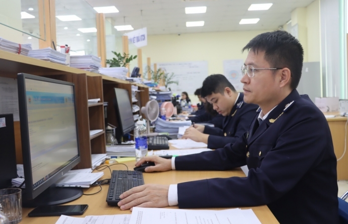 Trích tiền theo đề nghị của cơ quan Thi hành án dân sự