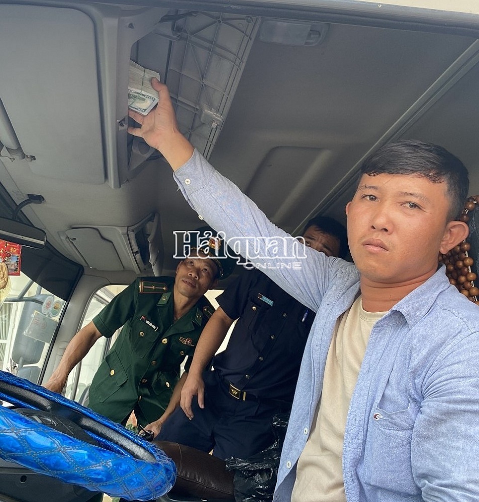 Bắt giữ đối tượng vận chuyển số lượng lớn ngoại tệ vào Việt Nam qua cửa khẩu Mộc Bài