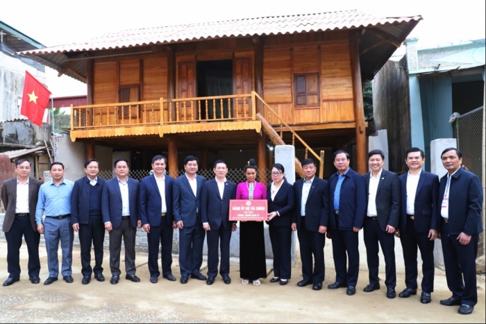 Bộ Tài chính trao 141 nhà Đại đoàn kết tại huyện Mường Ảng – Điện Biên