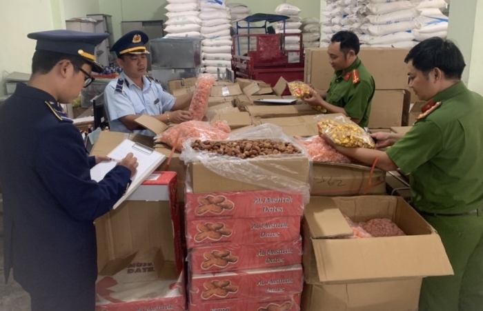 Tạm giữ lượng lớn hàng ngoại vi phạm trên xe đầu kéo