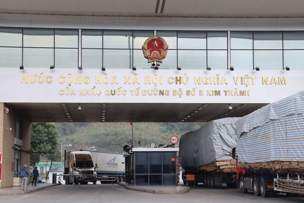 Hoạt động xuất nhập khẩu qua cửa khẩu quốc tế đường bộ số II Kim Thành, Lào Cai. 	Ảnh: T.Bình