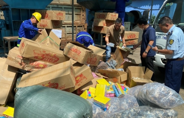 Tiêu hủy lượng lớn thực phẩm nhập lậu