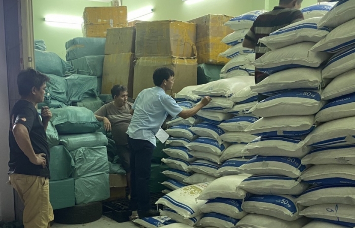 Tạm giữ làm rõ hơn 40 tấn đường ngoại nhập vận chuyển trên 2 xe ô tô