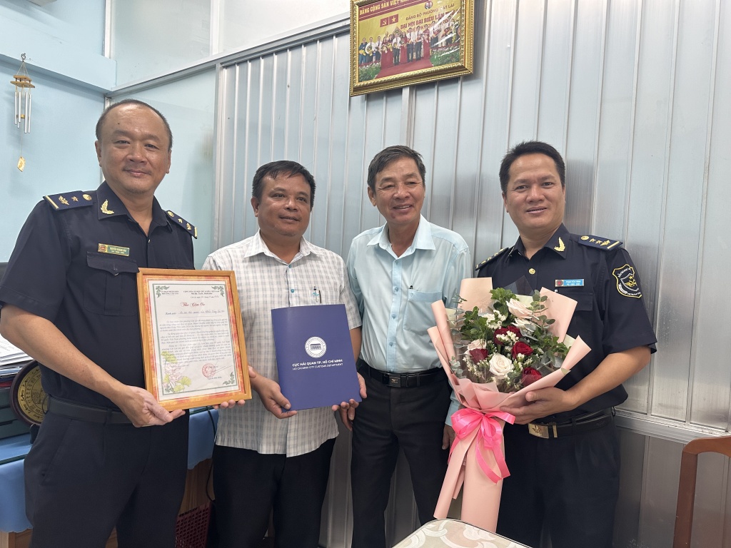 Hải quan cửa khẩu cảng Sài Gòn khu vực I: Trao 2 căn nhà tình thương cho học sinh mồ côi