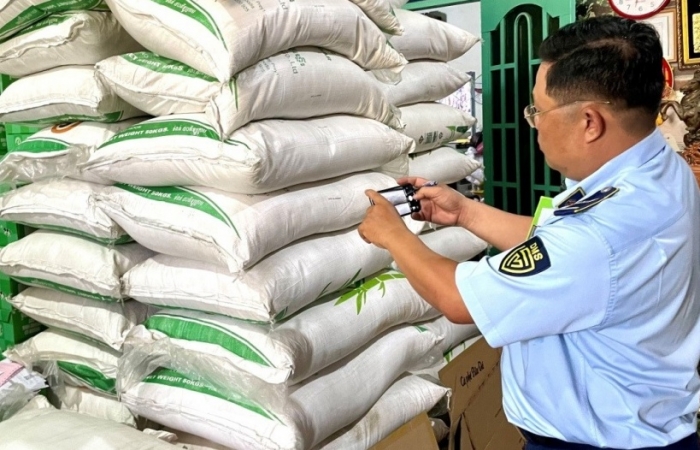 Tạm giữ gần 7 tấn đường nhập lậu tại một doanh nghiệp