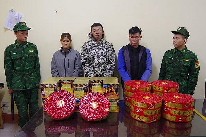 3 đối tượng (đứng giữa) cùng tang vật bị bắt giữ. Ảnh: Vi Toàn