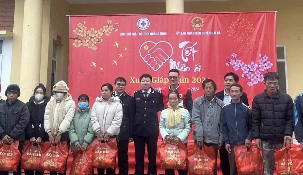 Hải quan Bắc Phong Sinh với Chương trình “Chợ Tết Nhân ái”