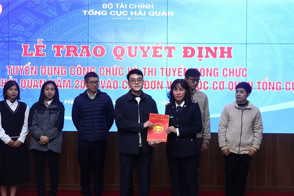Trao quyết định cho 57 tân công chức trúng tuyển vào Tổng cục Hải quan