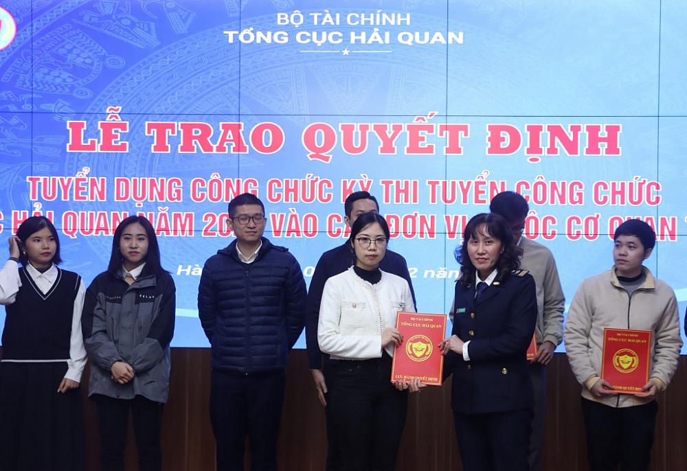 Trao quyết định cho 57 tân công chức trúng tuyển vào Tổng cục Hải quan