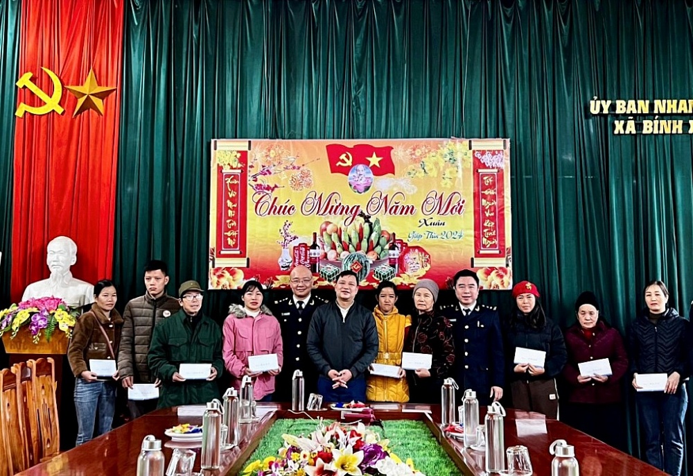 Hải quan Lạng Sơn tặng quà “Tết thân ái” cho các hộ nghèo, gia đình chính sách tại các xã biên giới