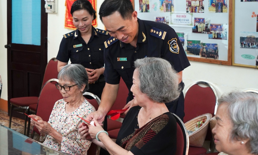 Cục Hải quan TP Hồ Chí Minh mang Tết yêu thương cho người già và trẻ tàn tật mồ côi