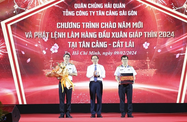 Cảng Cát Lái đón 7 chuyến tàu container trong đêm giao thừa