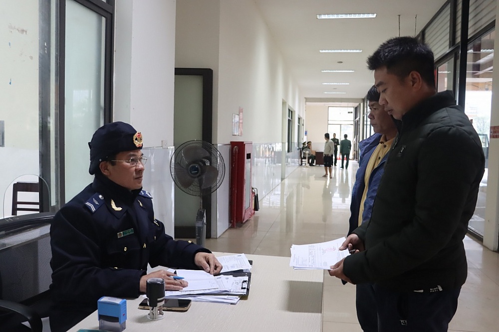 Công chức Chi cục Hải quan cửa khẩu Cha Lo làm thủ tục cho phương tiện XNC qua địa bàn. Ảnh: Thái Bình