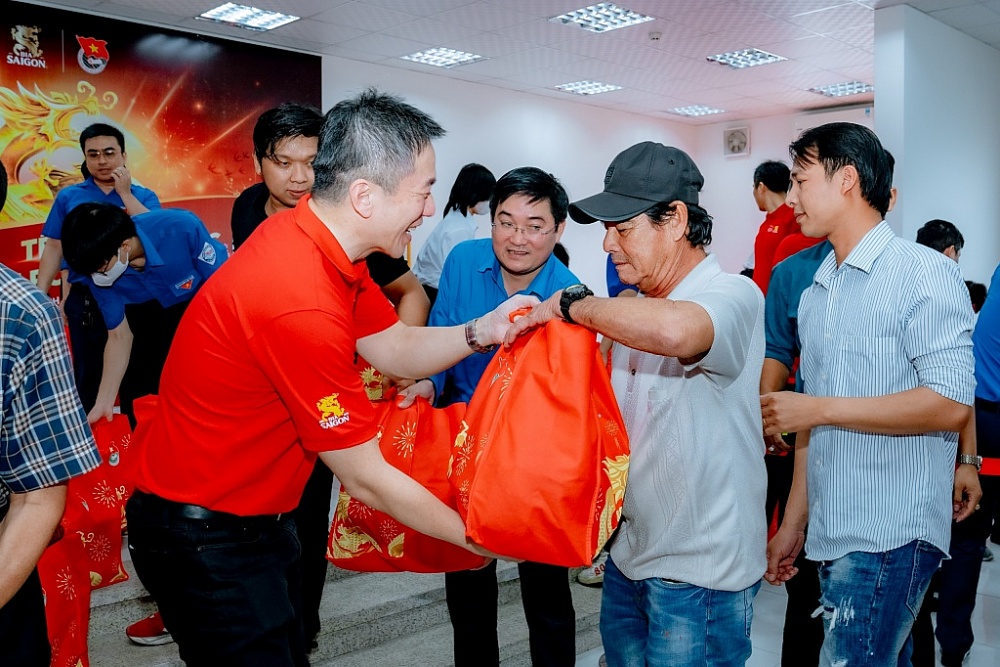 Ông Lester Tan - Tổng giám đốc SABECO - trao quà tại Khánh Hòa trong khuôn khổ chương trình _Tết sẻ chia - Năm Rồng khởi sắc_