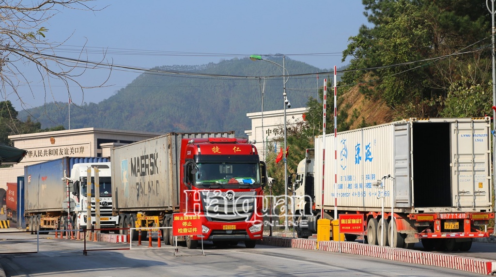 Hoạt động XNK diễn ra sôi động sau kỳ nghỉ Tết tại cửa khẩu quốc tế Hữu Nghị. Ảnh: H.Nụ
