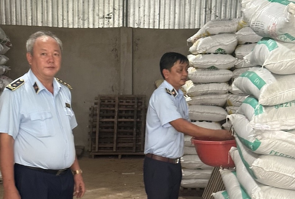 Lực lượng quản lý thị trường Kiên Giang kiểm tra, lấy mẫu phân bón tại hộ kinh doanh. 