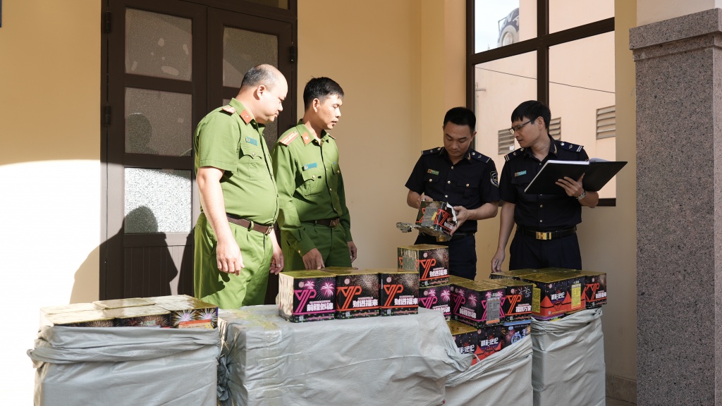 Biến xe tải, xe khách thành “phương tiện” vận chuyển pháo
