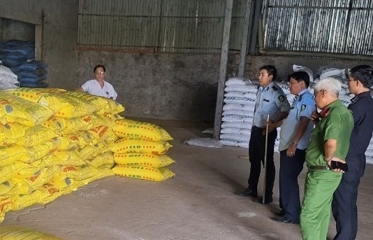 Kiểm tra kho hàng của doanh nghiệp, tạm giữ 65 tấn phân bón vi phạm