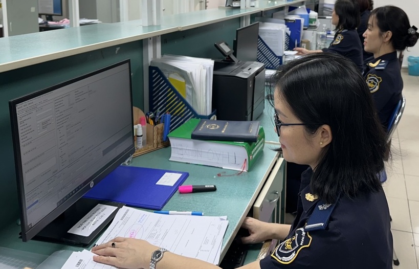 Tạm hoãn xuất cảnh nữ giám đốc doanh nghiệp nợ thuế
