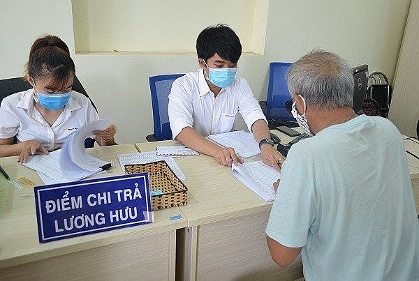 Lương hưu được coi là nguồn thu nhập ổn định nhất giúp NLĐ yên tâm dưỡng già, đảm bảo tốt hơn cuộc sống độc lập mà không phải phụ thuộc vào con cháu. 	Ảnh: BHXH Việt Nam