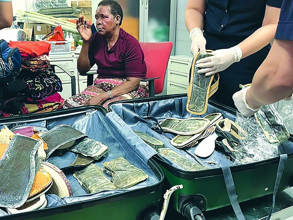 Hải quan Hà Nội phối hợp với lực lượng chức năng phát hiện thủ đoạn cất giấu ma túy tinh vi trong đế giày dép, đáy vali, do đối tượng là người nước ngoài vận chuyển (6/2023).	Ảnh: ST
