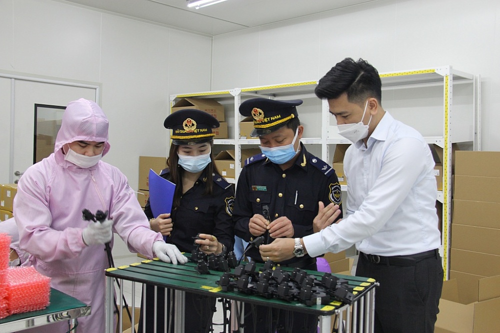 Hải quan Ninh Bình kiểm tra hoạt động sản xuất tại DN chế xuất. Ảnh: H.Nụ