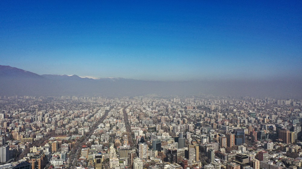 Thành phố Santiago, Chile ngày 2/8/2023. (Ảnh: AFP/TTXVN)